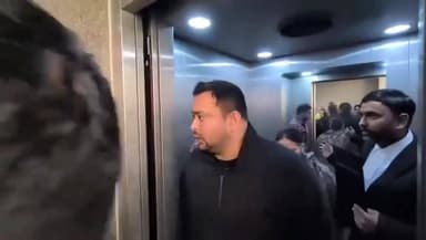 तेजप्रताप के सामने आए तेजस्वी बड़े भाई को दिया इशारा, लेकिन तेजप्रताप ने नहीं दिया कोई जवाब... Tejashwi Yadav #SAROJRAJA