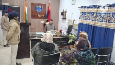 बगहा: डीआईजी सह एसपी जन सुनवाई में लोगों की समस्याओं से हुए रूबरू