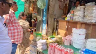 મહેમદાવાદ: નગરપાલિકા દ્વારા જવાહર બઝાર, ઢાળ વિસ્તાર જેવા વિવિધ વિસ્તારોમાં પ્રતિબંધિત,સિંગલ યુઝ પ્લાસ્ટિકનો જથ્થો જપ્ત કરી કાર્યવહી