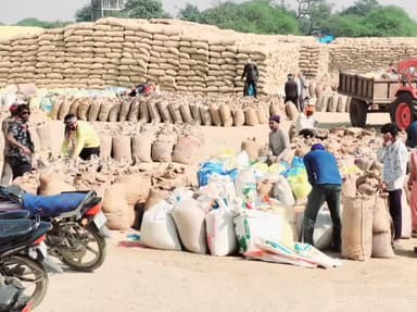 लैलूंगा: झगरपुर और लारिपानी धान खरीदी केंद्रों में किसानों ने की शिकायत