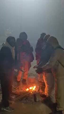 लोहावट: आऊ में शीतलहर और घने कोहरे के बीच लोग ले रहे अलाव का सहारा