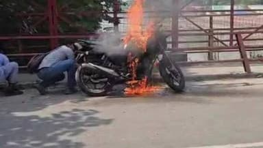 जोकीहाट: जोकीहाट एनएच-327ई पर चलती बाइक में अचानक लगी भीषण आग