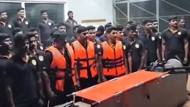 பாளையங்கோட்டை: கனமழை எச்சரிக்கை. 90 பேர் கொண்ட மாநில பேரிடர் மீட்பு படையினர் ஆயுதப்படை மைதானத்திற்கு வந்து இறங்கினர்.