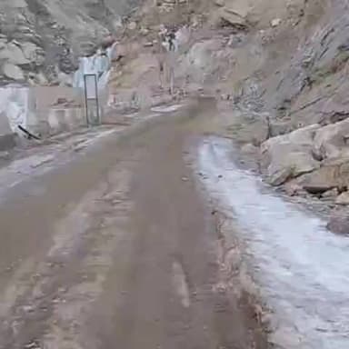 हंगरंग: हाँगरंग घाटी में सड़क जाम, स्थानीय लोगों ने सड़क पर फैकी सूखी मिट्टी, वाहनों की आवाजाही में फिलहाल नहीं है दिक्कत