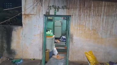 வாணியம்பாடி: நேதாஜிநகர் பகுதியில் பெட்டிக்கடை உரிமையாளர் வீட்டின் மேற்கூறையை உடைத்து வீட்டிற்குள் நுழைந்து 5 சவரன்தங்க நகைகள், வெள்ளி பொருட்கள் மற்றும் பணம் கொள்ளை