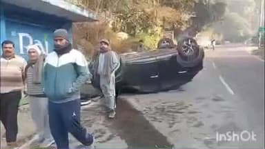 भोटा: झिरालडी के पास अचानक अनियंत्रित होकर पलटी कार, हादसे में चार लोग हुए घायल