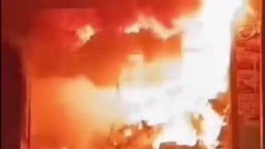 मौदहा: मौदहा कस्बे में दो दुकानों में लगी आग से लाखों रुपये का हुआ नुकसान