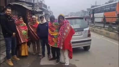 पडरौना: कड़ाके की ठंड में सुकरौली में समाजसेवियों की पहल से गरीबों तक पहुंची राहत