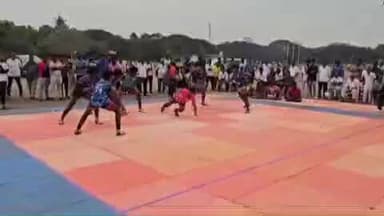 கடலூர்: திமுக சார்பில் கடலூரில் நடைபெற்ற கபடி போட்டியில் வெற்றி பெற்று பெற்றோர்களுக்கு பரிசளிப்பு நிகழ்ச்சி