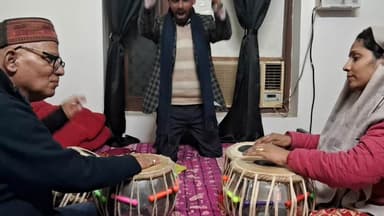 गुरू जी के साथ रियाज
हमके सेजिया पर तरसवला हो........