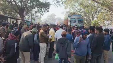 कुटुंबा: बभंडीह गांव के समीप एनएच 139 पर बेकाबू हाईवा ने बाइक सवार महिला को रौंदा, मौत के बाद सड़क जामकर किया प्रदर्शन