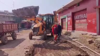 कुरूद: विरोध के बाद उखाड़ी गई बनी बनाई सड़क, ग्रामीणों ने लगाए खराब मटेरियल डालने के आरोप