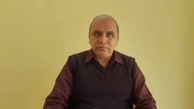 नलखेड़ा: बगलामुखी मंदिर में पंडितों के आंदोलन के बाद SDM सर्वेश यादव बोले- मंदिर आर्थिक केंद्र बन रहा था, रोकने पर हुआ विवाद