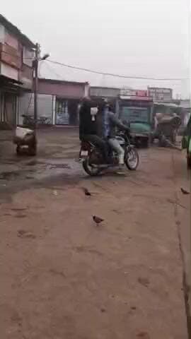 जतारा: मोटर साइकिल से अवैध शराब परिवहन का चौंकाने वाला वीडियो सोशल मीडिया पर वायरल