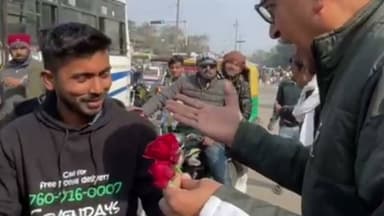 गुलाब के साथ जागरूकता: सासाराम ट्रैफिक पुलिस की अनोखी पहल