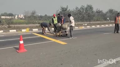 पानीपत: सनोली, रिशपुर चौक पर नेशनल हाईवे सड़क यातायात सुरक्षा के लिए लगाई जा रही हैं पट्टियां