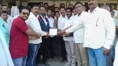 मुक्ताईनगर: मुक्ताईनगर तालुक्यातील आदिवासी कोळी समाज बांधवांचे तहसील कार्यालयावर आंदोलन करत तहसीलदारांना निवेदन