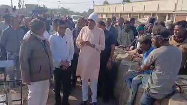 જામનગર શહેર: રાજ્યના પૂર્વ કૃષિ મંત્રી અને ધારાસભ્ય રાઘવજી પટેલે જિલ્લાના મગફળી ખરીદી કેન્દ્રોની મુલાકાત લીધી