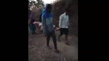 નસવાડી: વિકાસની વરવી વાસ્તવિકતા સામે આવી, સગર્ભાને સ્ટ્રેચરમાં ઉચકી 108 સુધી લઈ જવી પડી