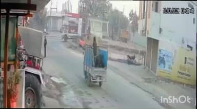 धर्माबाद: शहरातील बन्नाळी चौकात कंटेनरने दिली मालवाहू ऑटोला धडक, धडकेत तिघेजण गंभीररित्या जखमी तर दोन शेळ्या दगावल्या