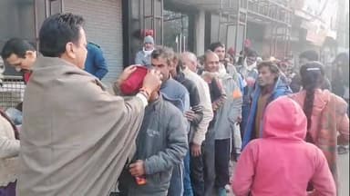 शाहदरा: पूर्व मेयर श्याम सुंदर अग्रवाल ने शिवपुरी मजदूर चौक पर गर्म वस्त्रों का वितरण किया