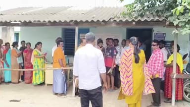 சாத்தூர்: குருலிங்காபுரம் அண்ணா நகர் ரேஷன் கடையில் தமிழக அரசின் பொங்கல் தோகுப்பு வழங்கப்பட்டு வருவதை மாவட்ட வருவாய் அலுவலர் ஆய்வு