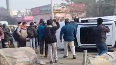 गाज़ियाबाद: विजयनगर इलाके में डिवाइडर से टकराकर पलटी कार, हादसे में लोग बाल-बाल बचे