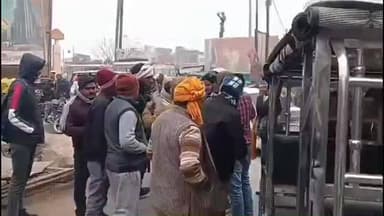 तमकुही राज: तमकुहीराज हाइवे चौराहे पर सड़क हादसे के बाद बवाल, बाइक सवार घायल, यातायात हुआ बाधित