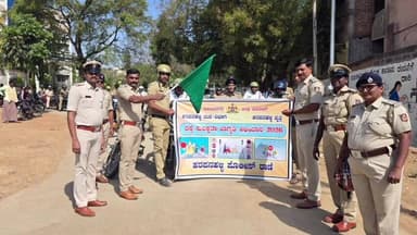 ಹರಪನಹಳ್ಳಿ: ಪಟ್ಟಣದಲ್ಲಿ ಪೋಲಿಸ್ ಇಲಾಖೆ ವತಿಯಿಂದ ರಸ್ತೆ ಸುರಕ್ಷತಾ ಜಾಗೃತಿ ಅಭಿಯಾನ ಕಾರ್ಯಕ್ರಮ
