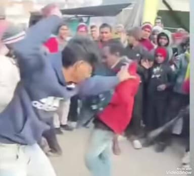 सिरदला। प्रखंड के बर्दाहा बाजार में चोर चोर का हल्ला कर एक ब्यक्ति को बाजार वासियो ने कि जमकर पिटाई। किये थान के हवाले।