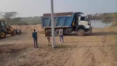 टांटोटी: सावर खनन विभाग और सराना पुलिस टीम ने टांटोंटी में मस्जिद के सामने 50 टन अवैध बजरी का स्टॉक किया जब्त