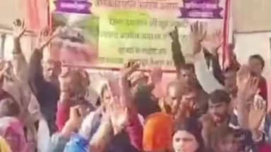 मौदहा: परसदवा डेरा में अनशनकारियों को समर्थन देने राजनीतिक दलों सहित अन्य समाजसेवी पहुंच रहे हैं