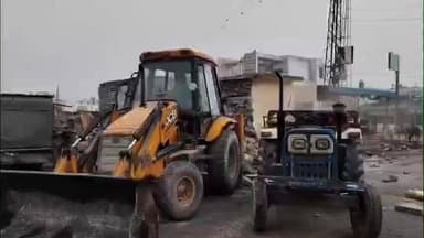 रामगंजमण्डी: सुकेत बस स्टैंड स्थित भूमि पर प्रशासन ने पीलापंजा चलाया, भारी पुलिस बंदोबस्त के बीच हटाया अतिक्रमण