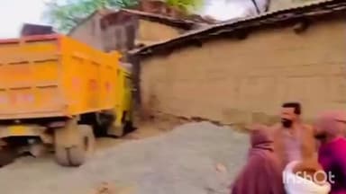 बदरवास: पिरोठ में सड़क धंसने से गिट्टी से भरा डंपर फंसा, जेसीबी से बाहर निकाला गया