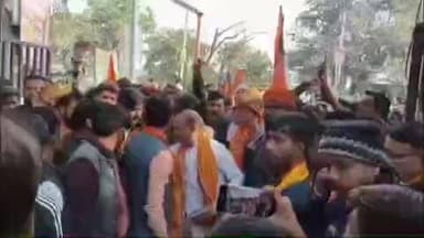 टूंडला: बांग्लादेश में हिंदुओं की हत्याओं के विरोध में हिंदू संगठन के पदाधिकारियों ने टूंडला तहसील पर किया प्रदर्शन, फूंका पुतला