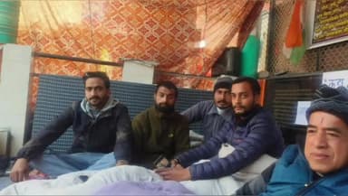 जोशियाड़ा: तांबाखाणी सुरंग के बाहर से कचरा डंपिंग जोन हटाने की मांग को लेकर स्थानीय लोगों का हनुमान चौक पर धरना जारी