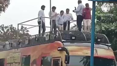 கரூர்: விஜய் பிரச்சார வாகனத்தில் டாப்பில் நின்று மத்திய தடவியல் துறையினர் ஆய்வு