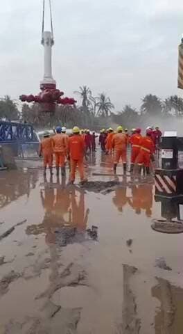 ఇరుసుమండ బ్లో అవుట్ అదుపులోకి రావడంతో సిబ్బందికి ఎంపీ హరీష్ అభినందన