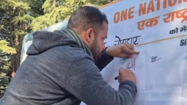 लोहाघाट: भाजयुमो कार्यकर्ताओं ने लोहाघाट में स्टूडेंट फॉर वन नेशन वन इलेक्शन के तहत हस्ताक्षर अभियान चलाया