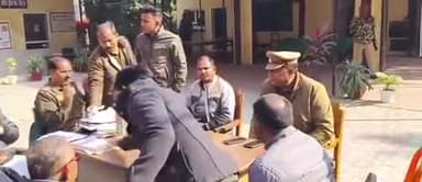 बहेड़ी: बहेड़ी कोतवाली परिसर में आयोजित थाना समाधान दिवस, नायब तहसीलदार ने शिकायतें सुनकर निस्तारण के दिए आदेश