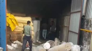 गाज़ियाबाद: ट्रॉनिका इंडस्ट्रियल एरिया स्थित जींस फैक्ट्री में आग लगने का मामला, करीब 1 घंटे में आग पर पाया गया काबू