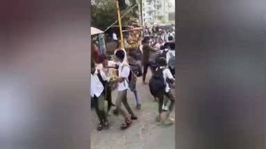 शिरूर: शिरूर शहरात शाळकरी पोरांची भररस्त्यात फ्रीस्टाईल हाणामारी, व्हिडीओ व्हायरल