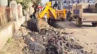 सीतामऊ: सीतामऊ में इंदु बालोद्यान के सामने 15 साल बाद नाले की सफाई, नगर परिषद अध्यक्ष के निर्देश पर JCB से हुई सफाई