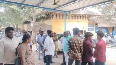 வேடசந்தூர்: கிரியம்பட்டியில் மோட்டார் சைக்கிளில் சாகசம் செய்த மாணவர்களுக்கு அறிவுரை வழங்கிய போலீசார்