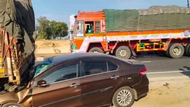 நல்லம்பள்ளி: நல்லம்பள்ளி அருகே விபத்தில் சிக்கிய காரில் பல லட்சம் மதிப்பிலான குட்கா பொருட்கள் பறிமுதல் ஓட்டுநர் தப்பி ஓட்டம்