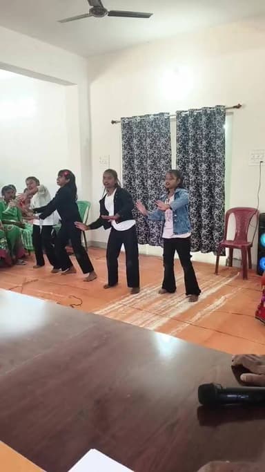 सोनुआ के सोनापोस पंचायत को बाल श्रम मुक्त घोषित..
आरबीसी के बच्चियों द्वारा ऑपरेशन सिंदूर का नृत्य प्रस्तुत करते