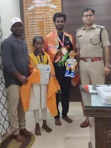 ముధోల్: ఇటీవల జరిగిన ఖేలో ఇండియా యోగా పోటీల్లో కాంస్య పతకం సాధించిన విద్యార్థులను అభినందించిన బైంసా ఏఎస్పీ రాజేష్ మీనా