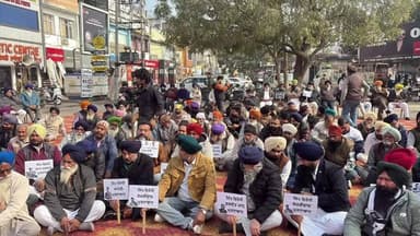 ਰੂਪਨਗਰ: ਦਿੱਲੀ ਦੀ ਸਾਬਕਾ ਮੁੱਖ ਮੰਤਰੀ ਵੱਲੋਂ ਗੁਰੂਆਂ ਖਿਲਾਫ ਕੀਤੀ ਟਿੱਪਣੀ ਨੂੰ ਲੈ ਕੇ ਰੂਪਨਗਰ ਵਿਖੇ ਅਕਾਲੀ ਵਰਕਰਾਂ ਵੱਲੋਂ ਦਿੱਤਾ ਗਿਆ ਰੋਸ ਧਰਨਾ