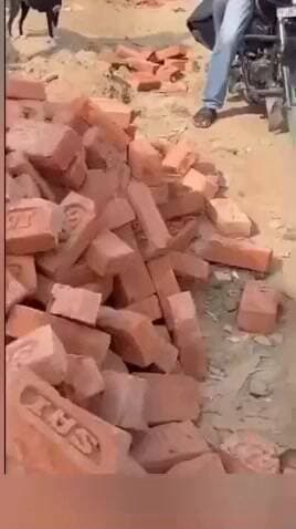 मछलीशहर: गनापुर में पीडब्ल्यूडी की सरकारी भूमि पर घटिया सामग्री और थर्ड क्लास के ईंटों से नाली निर्माण का मामला सामने आया