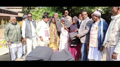 दुधि: गोविंदपुर में ब्लॉक प्रमुख ने 50 जरूरतमंदों को ठंड से राहत देने के लिए बांटे कम्बल